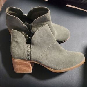 Koolaburra Olive Suede  UGGKoolaburra by UGG Women's W Sofiya Ankle Bootie Sz 8